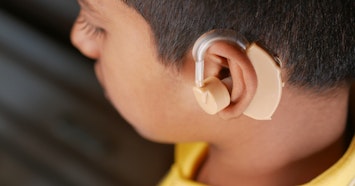 Surdez e deficiência auditiva na educação inclusiva